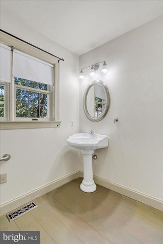 1060 KUHN RD, Boiling Springs, PA 17007