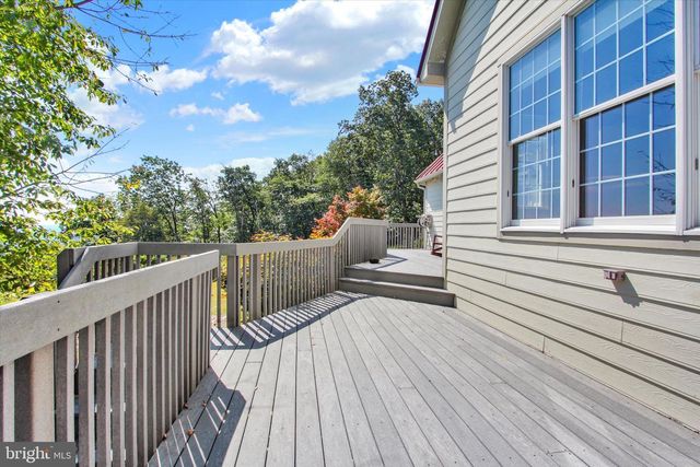 1060 KUHN RD, Boiling Springs, PA 17007