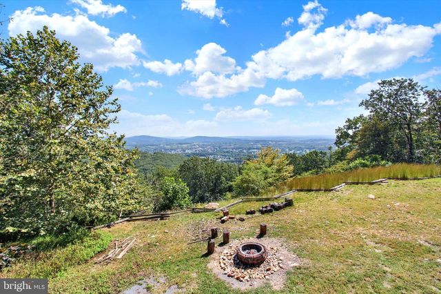 1060 KUHN RD, Boiling Springs, PA 17007