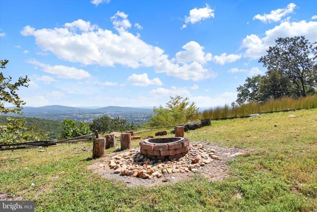 1060 KUHN RD, Boiling Springs, PA 17007