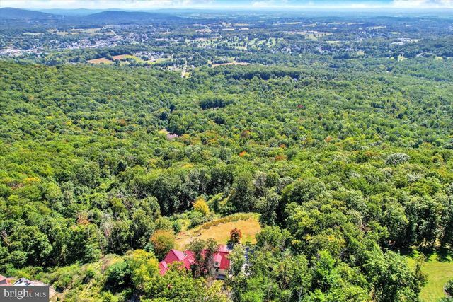 1060 KUHN RD, Boiling Springs, PA 17007
