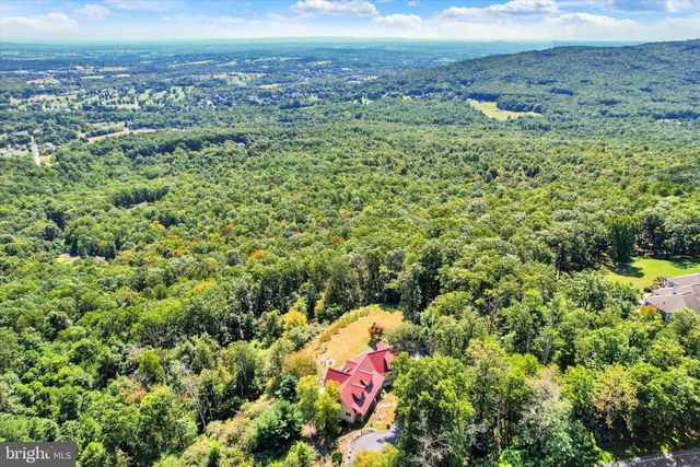 1060 KUHN RD, Boiling Springs, PA 17007