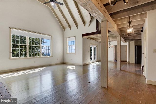 1060 KUHN RD, Boiling Springs, PA 17007