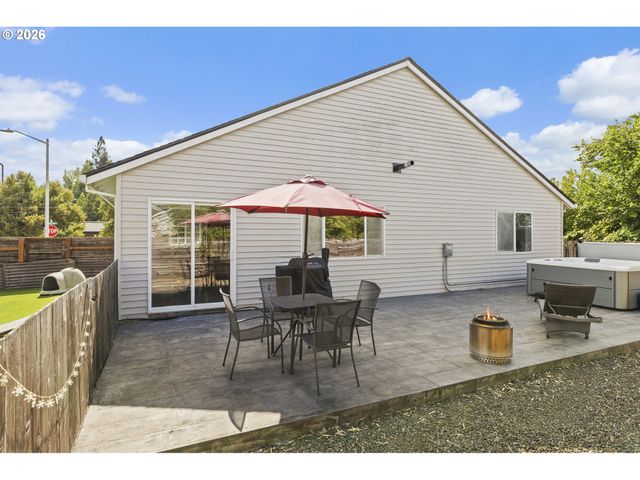 707 ASH St, Dayton, OR 97114
