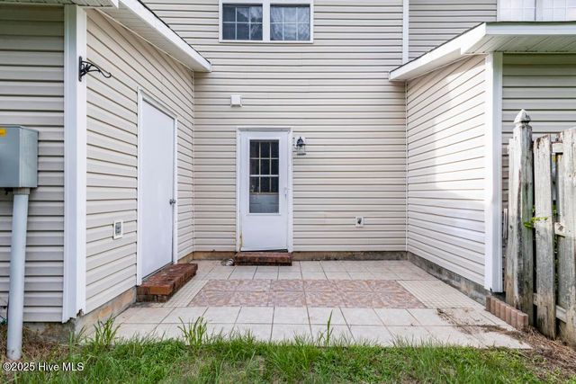 402 Meadowbrook Lane, Jacksonville, NC 28546