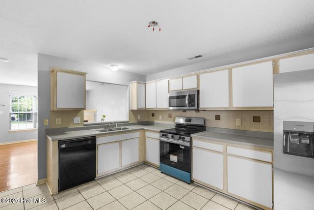 402 Meadowbrook Lane, Jacksonville, NC 28546