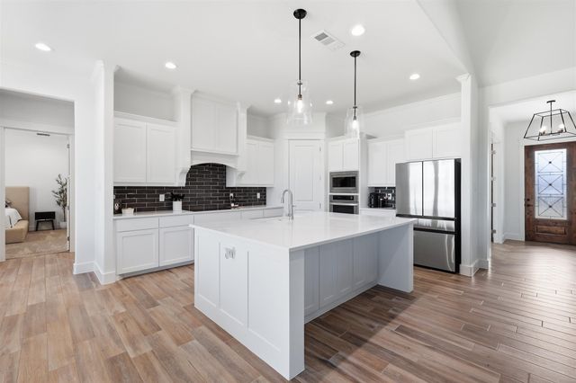 901 Medaris Way, Azle, TX 76020