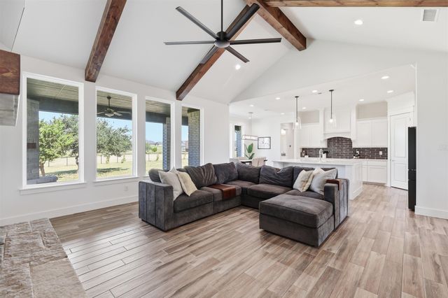 901 Medaris Way, Azle, TX 76020
