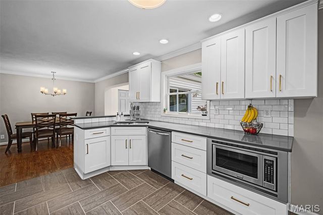 870 Victoria Place, St Louis, MO 63122