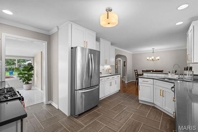 870 Victoria Place, St Louis, MO 63122