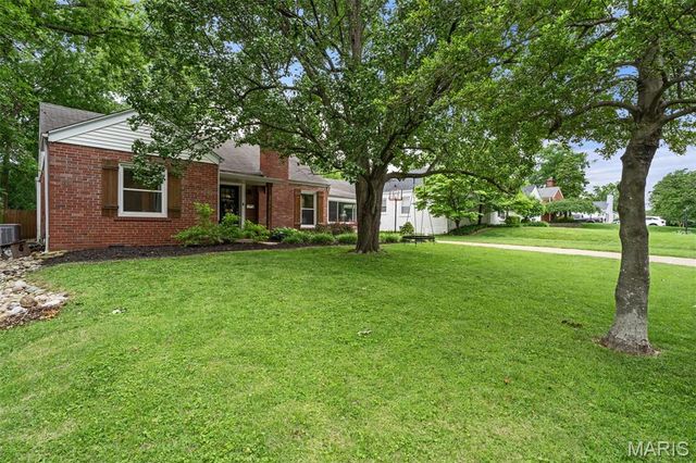 870 Victoria Place, St Louis, MO 63122