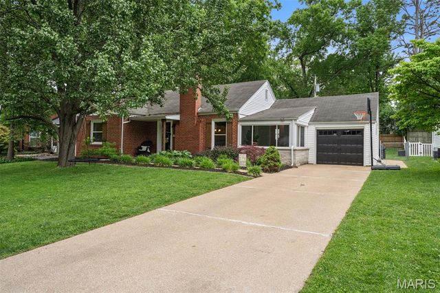 870 Victoria Place, St Louis, MO 63122