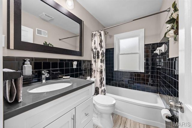 870 Victoria Place, St Louis, MO 63122