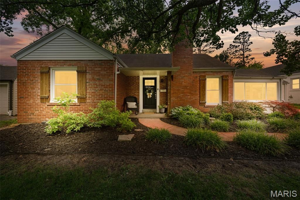 870 Victoria Place, St Louis, MO 63122