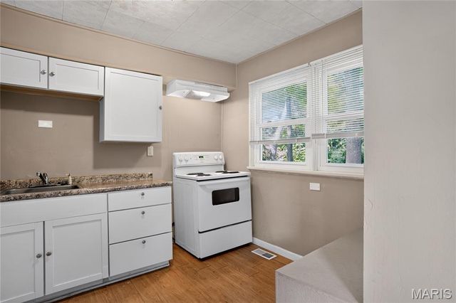 9713 Medford Drive, St Louis, MO 63136