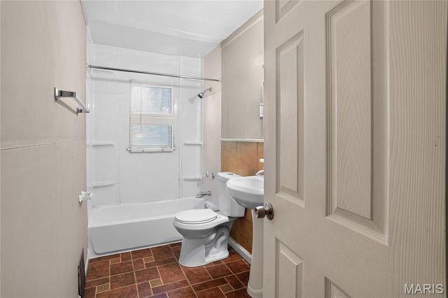 9713 Medford Drive, St Louis, MO 63136