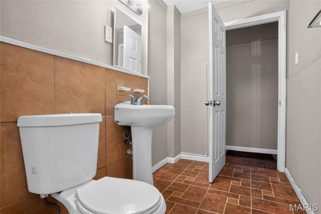 9713 Medford Drive, St Louis, MO 63136