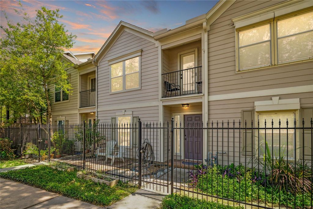 1138 W 25th Street E, Houston, TX 77008