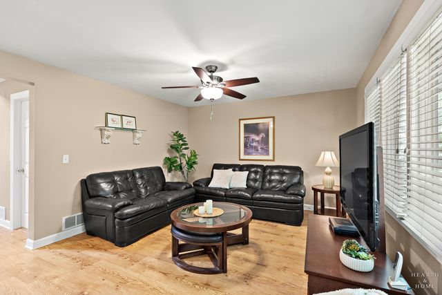10405 Kenilworth Avenue, Algonquin, IL 60102