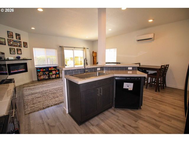 822 S 22ND Ave, Cornelius, OR 97113