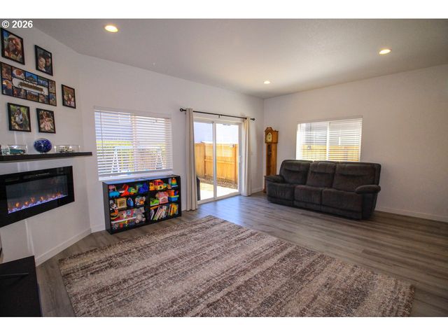 822 S 22ND Ave, Cornelius, OR 97113