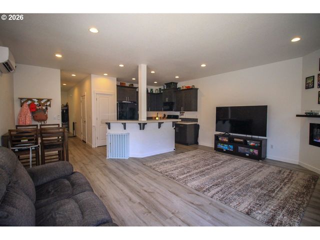 822 S 22ND Ave, Cornelius, OR 97113