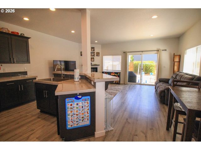 822 S 22ND Ave, Cornelius, OR 97113