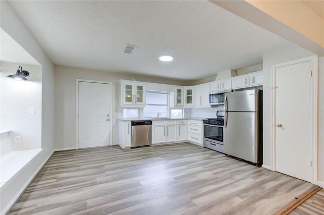 112 Begonia Lane, Highlands, TX 77562