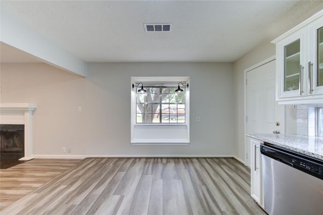 112 Begonia Lane, Highlands, TX 77562