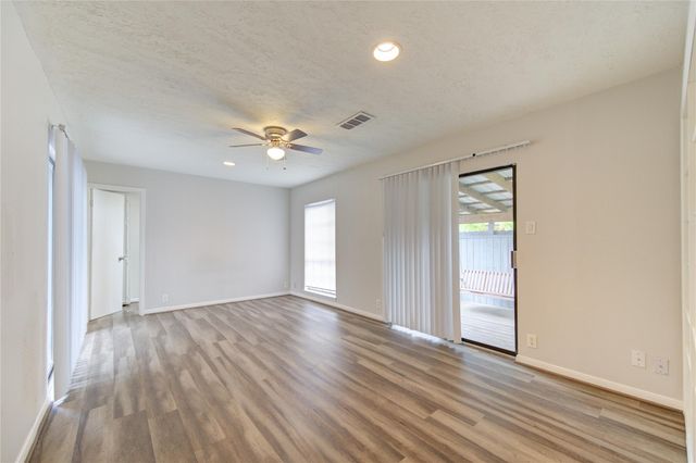 112 Begonia Lane, Highlands, TX 77562