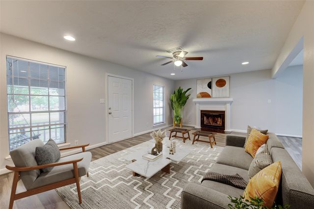 112 Begonia Lane, Highlands, TX 77562