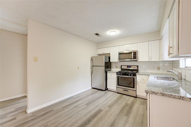 112 Begonia Lane, Highlands, TX 77562