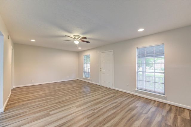 112 Begonia Lane, Highlands, TX 77562