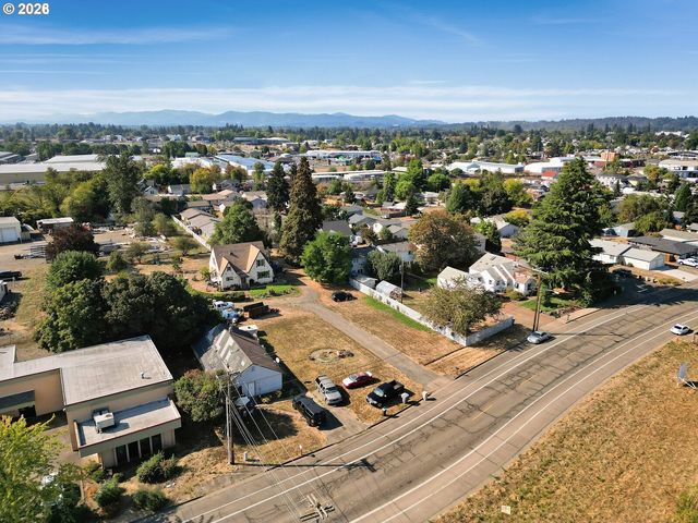 2240 FERRY St, Albany, OR 97322