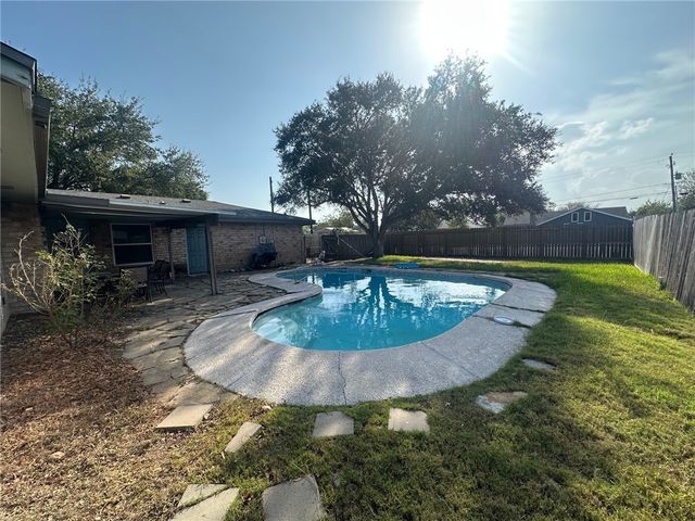 2001 Pecan Dr, Portland, TX 78374