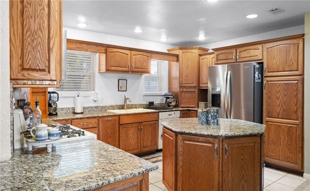 2001 Pecan Dr, Portland, TX 78374