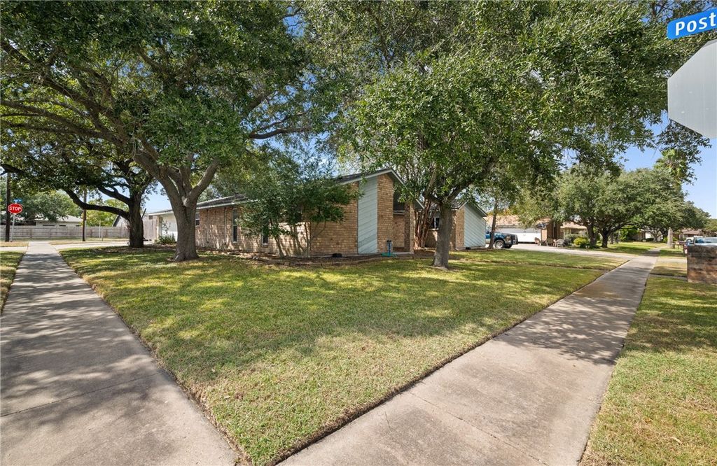 2001 Pecan Dr, Portland, TX 78374 — photo 2