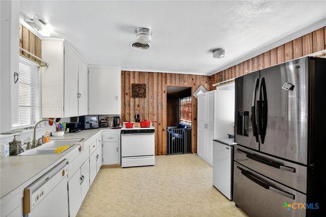 2850 Lakeview Circle, Beaumont, TX 77703