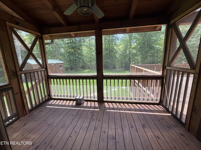 704 White Oak Rd, Monterey, TN 38574