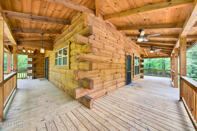 704 White Oak Rd, Monterey, TN 38574