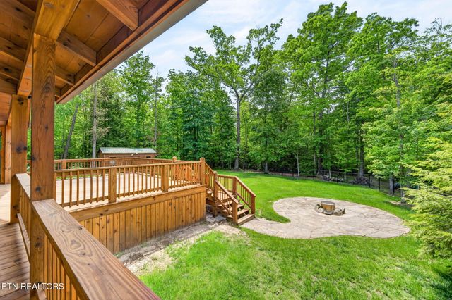 704 White Oak Rd, Monterey, TN 38574