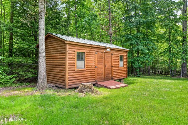 704 White Oak Rd, Monterey, TN 38574