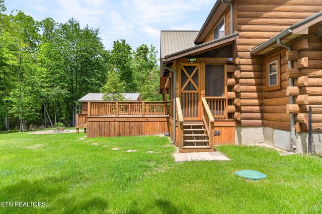 704 White Oak Rd, Monterey, TN 38574