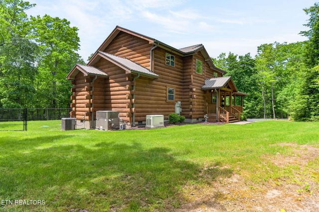 704 White Oak Rd, Monterey, TN 38574