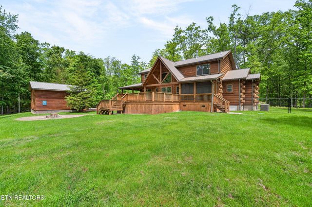 704 White Oak Rd, Monterey, TN 38574