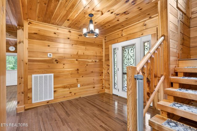 704 White Oak Rd, Monterey, TN 38574