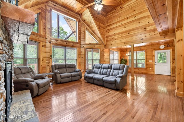 704 White Oak Rd, Monterey, TN 38574