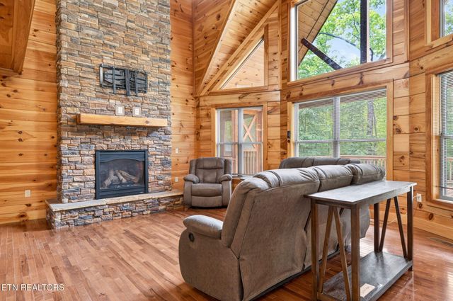 704 White Oak Rd, Monterey, TN 38574
