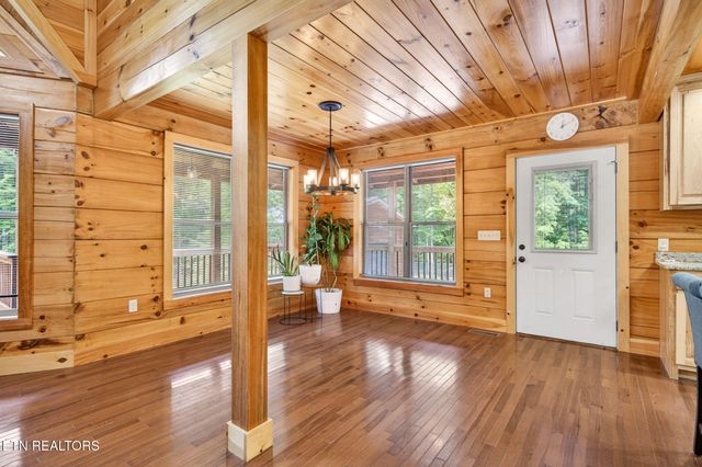 704 White Oak Rd, Monterey, TN 38574
