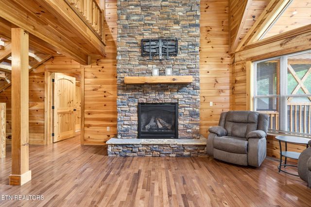 704 White Oak Rd, Monterey, TN 38574